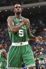 09-10NBA、オーランド・マジック（%%Orlando Magic%%）対ボストン・セルティックス（%%Boston Celtics%%）。試合はセルティックスが86-77で勝利した。写真は試合前に観衆の声援に応えるセルティックスのケビン・ガーネット（%%Kevin Garnett%%）。（2009年12月25日撮影）(c)AFP/Getty Images/NBAE/Fernando Medina