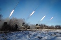 ウクライナ東部ゴルロフカで、グラート（Grad）多連装ロケット砲を発射する親ロシア派武装勢力（2015年2月18日撮影）。(c)AFP/ANDREY BORODULIN