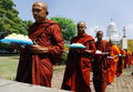 写真はコロンボ（Colombo）で12日、2002年2月22日に締結された停戦合意から5周年を迎え、抗議行動として断食を行う前に祈りを捧げる全国僧侶戦線（%%National Bhikku Front%%）の仏教僧たち。(c)AFP/Sanka VIDANAGAMA