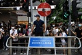 香港で、民主派によるデモに参加する人々（2020年5月24日撮影）。(c)Anthony WALLACE / AFP