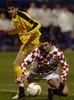 写真は、マケドニアのロベルト・ポポフ（%%Robert Popov%%、左）に倒されるクロアチアのとニコ・クラニカル（%%Niko Kranjcar%%、右）。(c)AFP/DENIS LOVROVIC