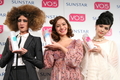 都内で開催されたヘアスタイリングブランド「サンスター VO5」の新作「スーパーキープヘアスプレイ」発表会に登場したモデル。（左から）大胆に逆毛を立てた「ブリジットスタイル」と、大きなカールが可愛い「クイッフスタイル」、60年代からインスパイアされた「ビーハイヴスタイル」（2011年3月8日撮影）。(c)MODE PRESS