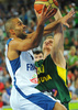 バスケットボール欧州選手権2013（2013 European Basketball Championship）は22日、決勝が行われ、フランスが80-66でリトアニアを下し、優勝を飾った。

リトアニアのレナルダス・セイブティス（Renaldas Seibutis、奥）のブロックを受けながら得点を狙うフランスのトニー・パーカー（Tony Parker、2013年9月22日撮影）。(c)AFP/ANDREJ ISAKOVIC