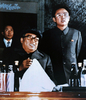 朝鮮労働党第6回党大会の開催を祝う祝賀会に出席する金日成（Kim Il-Sung）国家主席（当時、中）と金正日（キム・ジョンイル、Kim Jong-Il）氏（右、1980年10月撮影、撮影場所不明）。(c)AFP/KOREAN NEWS SERVICE