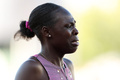 陸上のパリ五輪米国代表選考会。女子800メートル決勝で転倒したアシング・ムー（2024年6月24日撮影）。(c)Patrick Smith/Getty Images/AFP