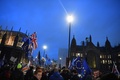 ロンドンの英議会前で行われたデモで、英国旗と欧州旗を掲げる人々（2019年1月15日撮影）。(c)Paul ELLIS / AFP