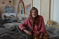 ウクライナ東部ドネツク州オチェレティネ村の自宅から徒歩で避難した97歳のリディア・ロミノフスカさん。避難先のポクロウシクで（2024年4月28日撮影）。(c)Genya SAVILOV / AFP