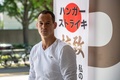 東京都内の駅の改札前でインタビューを受けるバンサン・フィショ氏（2021年7月10日撮影）。(c)Philip FONG / AFP