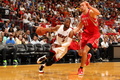 13-14NBA、マイアミ・ヒート（Miami Heat）対ヒューストン・ロケッツ（Houston Rockets）。ドライブを仕掛けるマイアミ・ヒートのドウェイン・ウェイド（Dwyane Wade、2014年3月16日撮影）。(c)AFP/Getty Images/NBAE/Issac Baldizon