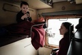 避難列車に乗る家族。ウクライナのポクロウシクで（2023年2月25日撮影）。(c)YASUYOSHI CHIBA / AFP