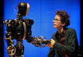 ロンドン科学博物館（London Science Museum）で、職員と握手するロボットの「ベルティ（Berti）」（2009年2月17日撮影）。(c)AFP/Shaun Curry