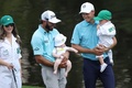 男子ゴルフのメジャー第1戦、第87回マスターズ・トーナメントのパー3コンテストに息子と参加するマックス・ホーマ（左）とジョーダン・スピース（2023年4月5日撮影）。(c)Christian Petersen/Getty Images/AFP