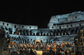 イタリア・ローマ（Rome）の古代遺跡コロッセオ（Colosseum）で25日、オペラ歌手アンドレア・ボチェッリ（Andrea Bocelli）が同国アブルツォ（Abruzzo）州の交響楽団とともに、チャリティーコンサートを開催した。このコンサートは、4月のイタリア中部地震で被害を受けた音楽学校の再建を目的に行われた。会場に入ることのできた観客は、わずか380人だった。（2009年5月25日撮影）(c)AFP/TIZIANA FABI