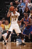 12-13NBAは14日、カンファレンス準決勝（7回戦制）が行われ、インディアナ・ペイサーズ（Indiana Pacers）は93-82でニューヨーク・ニックス（New York Knicks）に勝利し、対戦成績を3勝1敗とした。

ニューヨーク・ニックスのレイモンド・フェルトン（Reymond Felton、右）とマッチアップするインディアナ・ペイサーズのポール・ジョージ（Paul George、2013年5月14日撮影）。(c)AFP/Getty Images/NBAE/Ron Hoskins