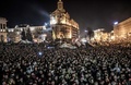 ウクライナの首都キエフ（Kiev）にある独立広場（Independence Square）で行われる暫定内閣の閣僚名簿の発表を聞くため、広場に集まった市民ら（2014年2月26日撮影）。(c)AFP/BULENT KILIC