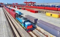290台の新エネルギー車を積んで、江西省の南昌国際陸上港からカザフスタン、ウズベキスタンに向けて出発する「中欧貨物列車」（2025年1月19日撮影、資料写真）。(c)PeopleʼsDaily/朱海鵬