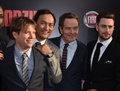 米ハリウッド（Hollywood）で開催の映画『GODZILLA』のプレミア上映会に出席した（左から）ギャレス・エドワーズ（Gareth Edwards）監督、キャストの渡辺謙（Ken Watanabe）、ブライアン・クランストン（Bryan Cranston）、アーロン・テイラー・ジョンソン（Aaron Taylor-Johnson、2014年5月8日撮影）。(c)AFP/Getty Images/Kevin Winter