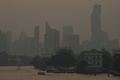 大気汚染でかすむタイ・バンコク（2024年2月15日撮影）。(c)Lillian SUWANRUMPHA / AFP