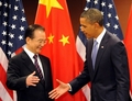 米ニューヨーク(New York)の国連（UN）で会談したバラク・オバマ（Barack Obama）米大統領（右）と中国の温家宝（Wen Jiabao）首相（2010年9月23日撮影）。(c)AFP/TIM SLOAN