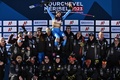 アルペンスキー世界選手権、女子スーパー大回転。優勝し、表彰式でチームスタッフらとポーズをとるイタリアのマルタ・バッシーノ（2023年2月8日撮影）。(c)Jeff PACHOUD / AFP