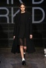 米ニューヨーク市内で発表された「DKNY」15/16年秋冬コレクション（2015年2月15日撮影）。(c)AFP/Getty Images/Neilson Barnard
