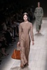 フランス・パリ市内で発表された「ヴァレンティノ（VALENTINO）」14年春夏コレクション（2013年10月1日撮影）。(c)AFP/PATRICK KOVARIK