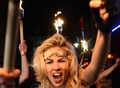 ウクライナの女性権利団体「FEMEN」のメンバーらが25日、ドイツ北部ハンブルク（Hamburg）の赤線地区に集結。「女性は売り物ではない」と書かれた横断幕を掲げ、デモ行進を行った。

FEMENは欧州からロシアまでの各地で、トップレスで様々な問題に関する抗議活動を行うことで知られている（2013年1月25日撮影）。(c)AFP/PATRICK LUX