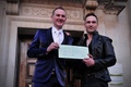 英ロンドン（London）で挙式した後に結婚証明書を掲げるティム・ジャーメイングローブズ（Tim Jarmaine-Groves）さん（左）とリチャード・ジャーメイングローブズ（Richard Jarmaine-Groves）さん（2014年3月29日撮影）。(c)AFP/CARL COURT