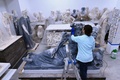 トルロニア家の古代彫刻コレクションの修復作業の様子。伊ローマで（2020年2月12日撮影）。(c)FONDAZIONE TORLONIA / TORLONIA FOUNDATION / AFP / ALBERTO PIZZOLI