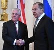 ロシアの首都モスクワでセルゲイ・ラブロフ外相（右）と会談するレックス・ティラーソン米国務長官（2017年4月12日撮影）。(c)AFP/Alexander NEMENOV