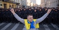 ロシアの首都モスクワ（Moscow）中心部で行われた反戦デモで、ウクライナ国旗を身につけた参加者（2014年9月21日撮影）。(c)AFP/ALEXANDER UTKIN