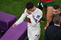 サッカーW杯カタール大会、準々決勝、モロッコ対ポルトガル。試合を終え、ピッチを後にするポルトガルのクリスティアーノ・ロナウド（2022年12月10日撮影）。(c)NELSON ALMEIDA / AFP