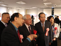 写真展「知行合一 王陽明の贛州時代」を鑑賞する日本の阿南惟茂元駐中国大使（左から3人目、2019年12月23日撮影）。(c)Xinhua News