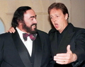 1997年10月27日、Gramophone誌が主催した1997 Classic Music Awards授賞式に出席したポール・マッカートニー（Paul McCartney、右）とルチアーノ・パバロッティ（Luciano Pavarotti、左）。(c)AFP/Adam Butler