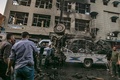 シリア北東部カミシリで起きた同時爆発の現場（2019年11月11日撮影）。(c)Delil souleiman / AFP