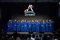 米テキサス州ヒューストンでの記者会見で、壇上に上った現役宇宙飛行士たち（2023年4月3日撮影）。(c)Mark Felix / AFP