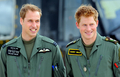 英国空軍（Royal Air Force、RAF）で訓練中のウィリアム王子（Prince William、左）とヘンリー王子（Prince Henry、2009年6月18日撮影）。(c)AFP/PAUL ELLIS
