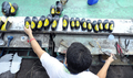 フィリピン・マリキナ（Marikina）市の靴工場(2010年7月13日撮影)。(c)AFP/TED ALJIBE