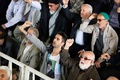 イランのテヘランで行われた金曜礼拝に参列し、スローガンを叫ぶ人たち（2015年4月3日撮影）。(c)AFP/ATTA KENARE
