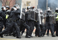 米首都ワシントンで、デモ隊と衝突する警官隊（2017年1月20日撮影）。(c)AFP/Andrew CABALLERO-REYNOLDS