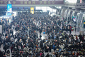 中国・杭州の鉄道駅で列車を待つ人々（2021年1月28日撮影）。(c)STR / AFP