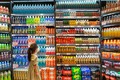 河北省邯鄲市のスーパーで飲み物を選ぶ子ども（2020年7月9日撮影）。(c)Xinhua News