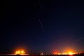 宇宙航空研究開発機構（JAXA）の小惑星探査機「はやぶさ2」から分離され、火球となって地表に落下するカプセル。豪クーバーピディから撮影（2020年12月6日撮影）。(c)Morgan Sette / AFP