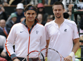 全仏オープンテニス2009（%%French Open 2009%%）男子シングルス決勝。大会第2シードのロジャー・フェデラー（%%Roger Federer%%、スイス）は、大会第23シードのロビン・ソデルリング（%%Robin Soderling%%、スウェーデン）と対戦。フェデラーは6-1、7-6、6-4で全仏初優勝を果たし、ピート・サンプラス（%%Pete Sampras%%、米国）氏の持つグランドスラム最多優勝記録（14勝）に並ぶと同時に、史上6人目の生涯グランドスラム（4大大会全制覇）を達成した。写真は試合前の写真撮影に臨むロジャー・フェデラー（左）とロビン・ソデルリング（右）。（2009年6月7日撮影）(c)AFP/BERTRAND GUAY