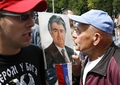 ボスニア・ヘルツェゴビナ西部バニャルカ（Banja Luka）で、セルビア国旗とラドバン・カラジッチ（Radovan Karadzic）被告の写真を掲げる支持者（2008年7月26日撮影）。(c)AFP/MILAN RADULOVIC