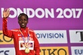 第16回世界陸上ロンドン大会、女子マラソン。優勝を飾り、表彰式に臨むローズ・チェリモ（2017年8月6日撮影）。(c)AFP/Glyn KIRK