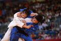 ロンドン五輪、柔道女子70キロ級準々決勝。中国の陳飛（Chen Fei、チェン・フェイ、右）と対戦する日本の田知本遥（Haruka Tachimoto、2012年8月1日撮影）。(c)AFP/JOHANNES EISELE