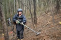 地雷除去作業にあたる兵士（2018年3月6日撮影）。(c)CNS/兪靖