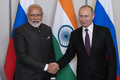 ブラジルの首都ブラジリアで会談し握手するロシアのウラジーミル・プーチン大統領（右）とインドのナレンドラ・モディ首相（2019年11月13日撮影）。(c)Pavel Golovkin / POOL / AFP