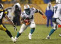 ボールを運ぶドルフィンズのリッキー・ウィリアムズ（%%Ricky Williams%%、中央）。(c)AFP/Getty Images Gregory Shamus